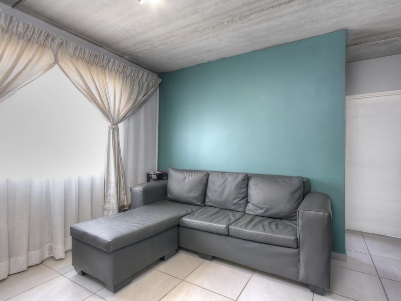 Stylish Upstairs Living in the Heart of Jabulani - Photo 5