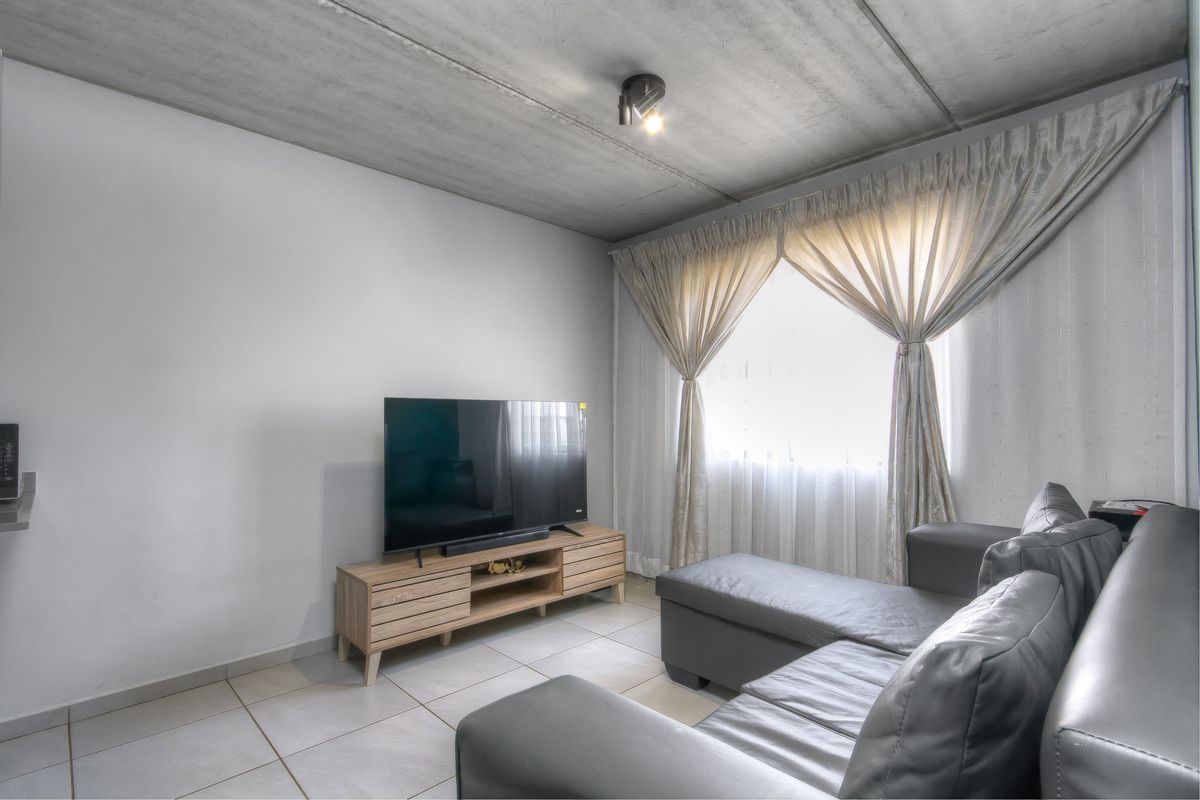 Stylish Upstairs Living in the Heart of Jabulani - Photo 4