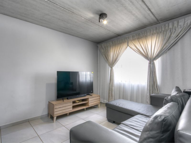 Stylish Upstairs Living in the Heart of Jabulani - Photo 4