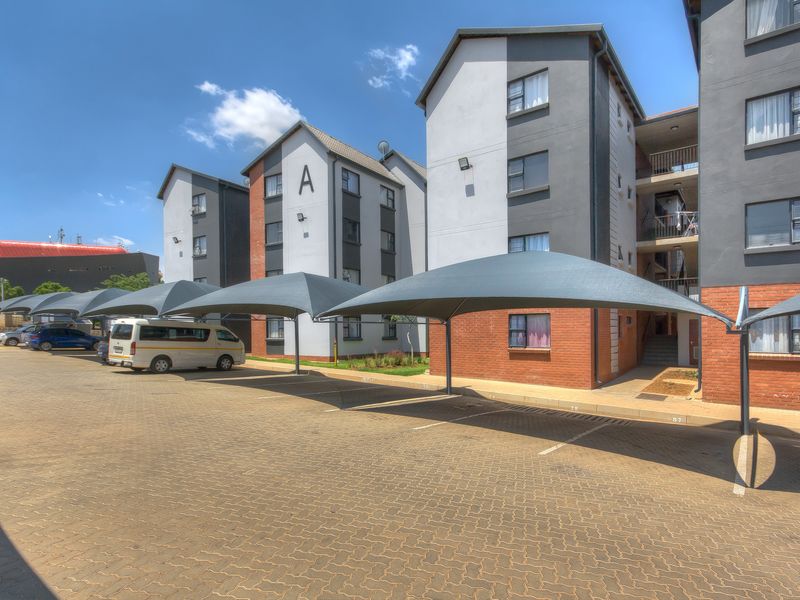 Stylish Upstairs Living in the Heart of Jabulani - Photo 10