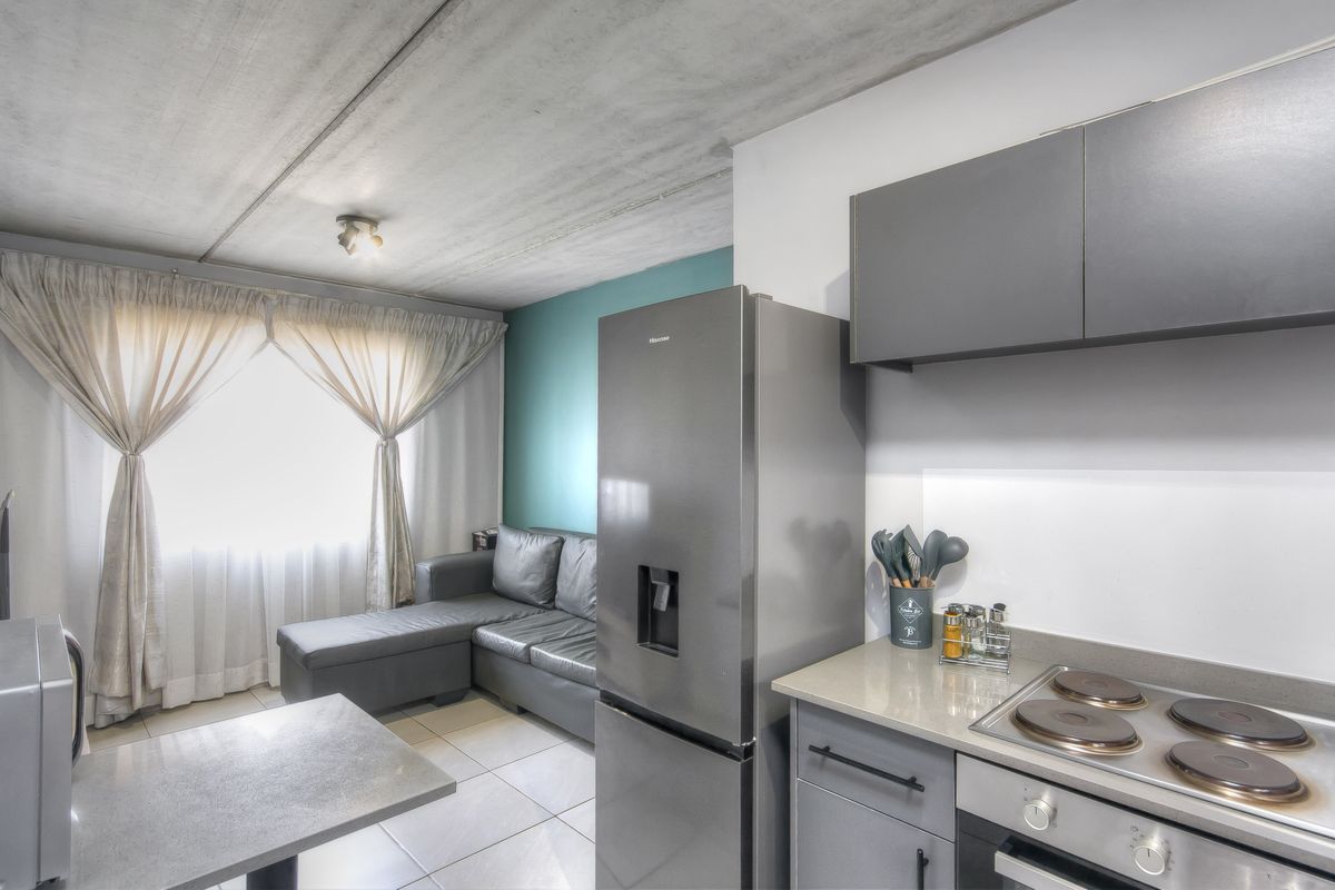 Stylish Upstairs Living in the Heart of Jabulani - Photo 3