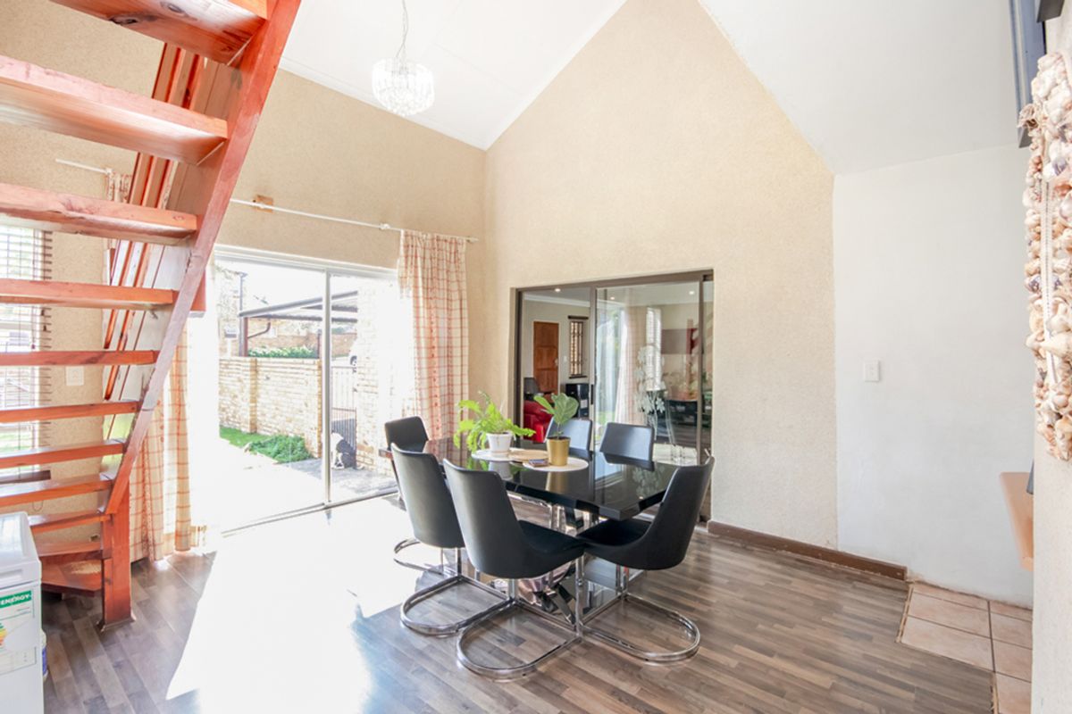 Stunning Townhouse with Massive Private Garden in Sought-After Radiokop! - Photo 4