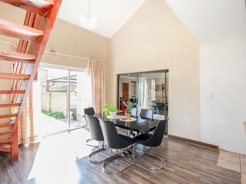 Stunning Townhouse with Massive Private Garden in Sought-After Radiokop! - Photo 4