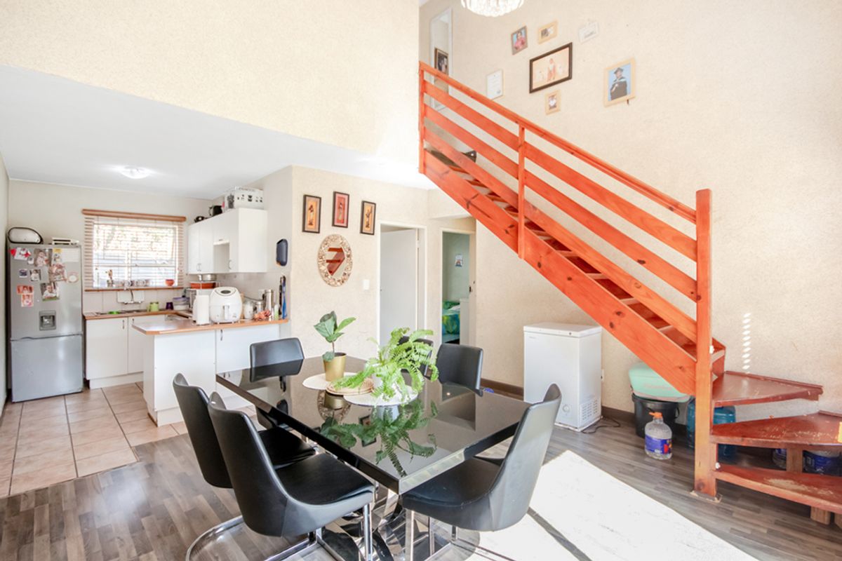 Stunning Townhouse with Massive Private Garden in Sought-After Radiokop! - Photo 5