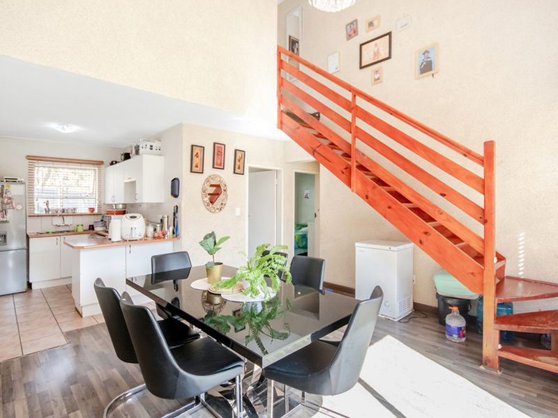 Stunning Townhouse with Massive Private Garden in Sought-After Radiokop! - Photo 5