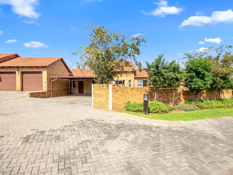 Stunning Townhouse with Massive Private Garden in Sought-After Radiokop! - Photo 1