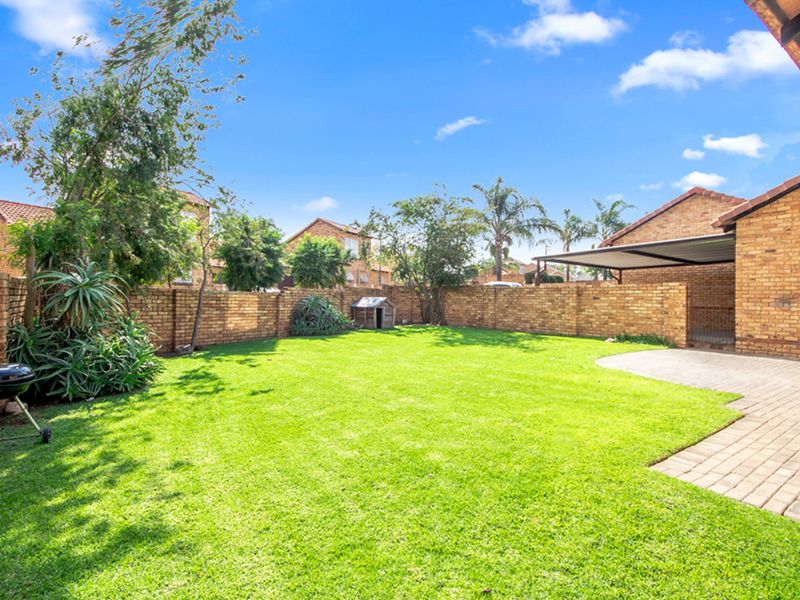 Stunning Townhouse with Massive Private Garden in Sought-After Radiokop! - Photo 4