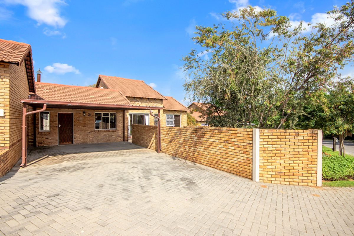Stunning Townhouse with Massive Private Garden in Sought-After Radiokop! - Photo 2