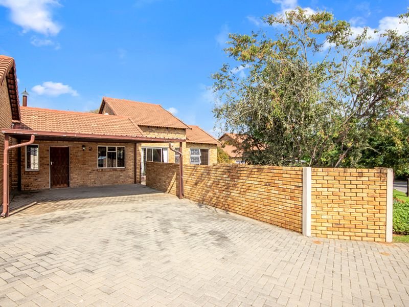 Stunning Townhouse with Massive Private Garden in Sought-After Radiokop! - Photo 2