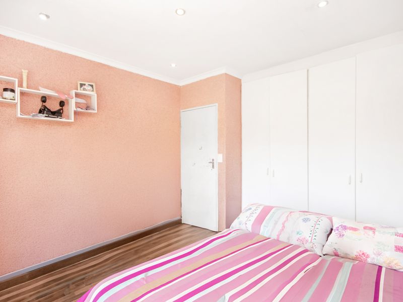 Stunning Townhouse with Massive Private Garden in Sought-After Radiokop! - Photo 9