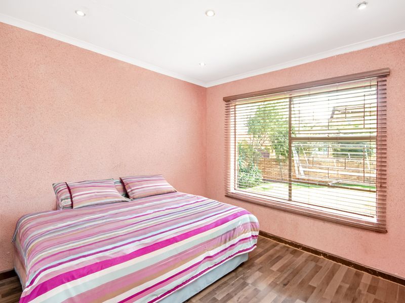 Stunning Townhouse with Massive Private Garden in Sought-After Radiokop! - Photo 8