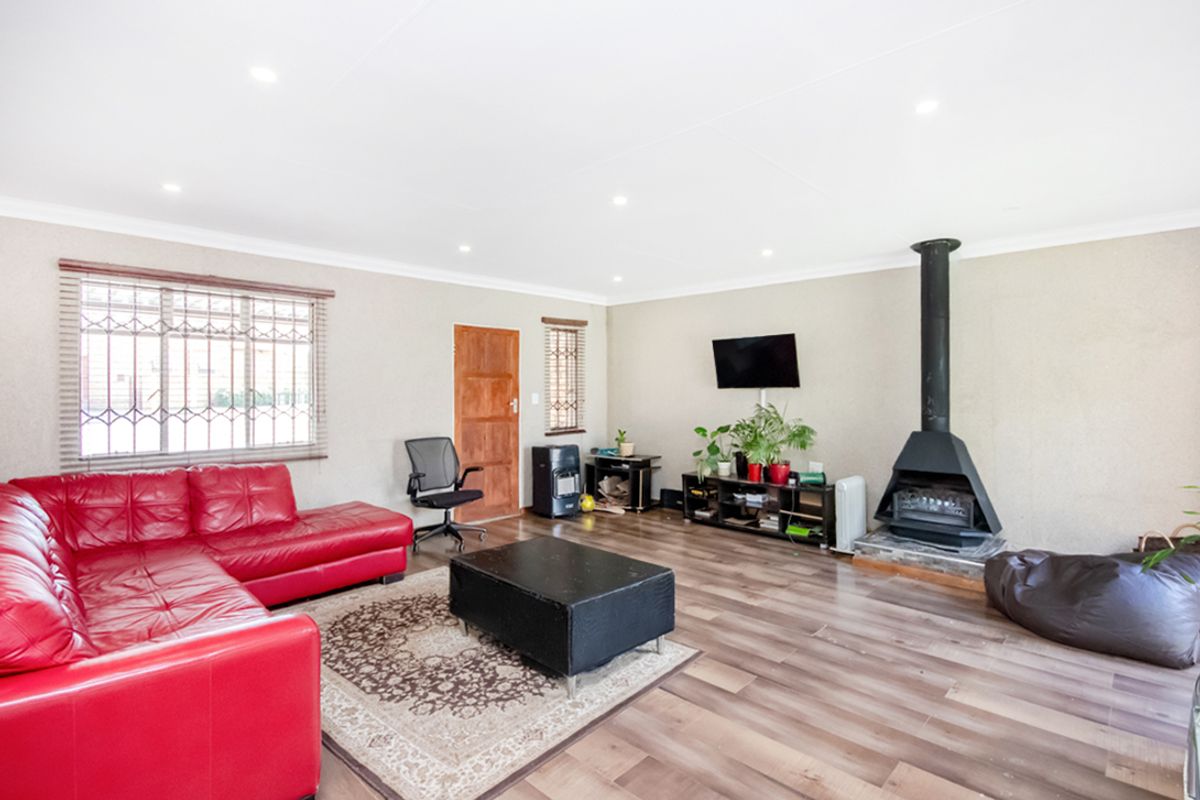 Stunning Townhouse with Massive Private Garden in Sought-After Radiokop! - Photo 3