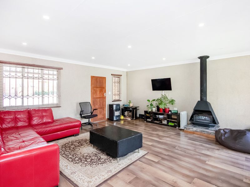 Stunning Townhouse with Massive Private Garden in Sought-After Radiokop! - Photo 3