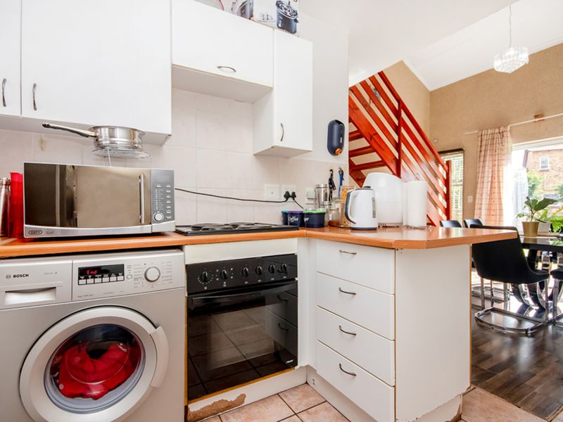 Stunning Townhouse with Massive Private Garden in Sought-After Radiokop! - Photo 7