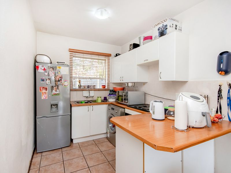Stunning Townhouse with Massive Private Garden in Sought-After Radiokop! - Photo 6
