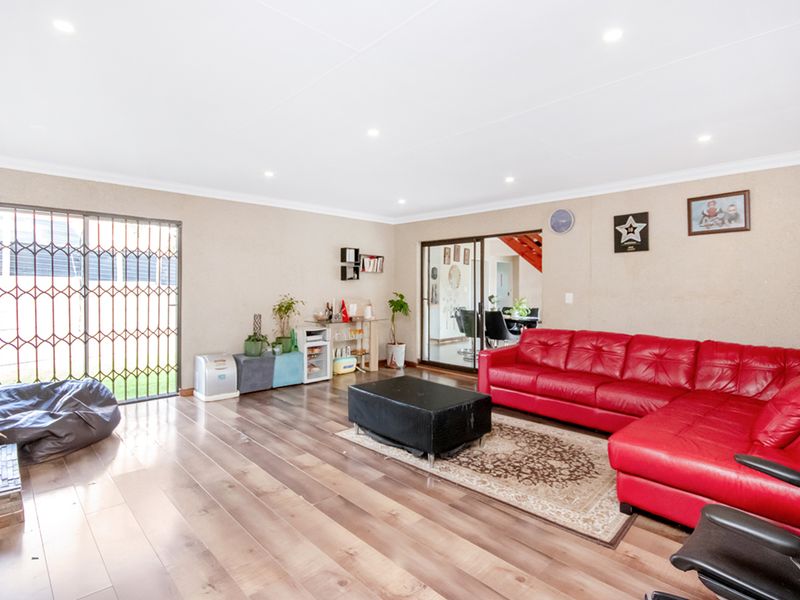 Stunning Townhouse with Massive Private Garden in Sought-After Radiokop! - Photo 1