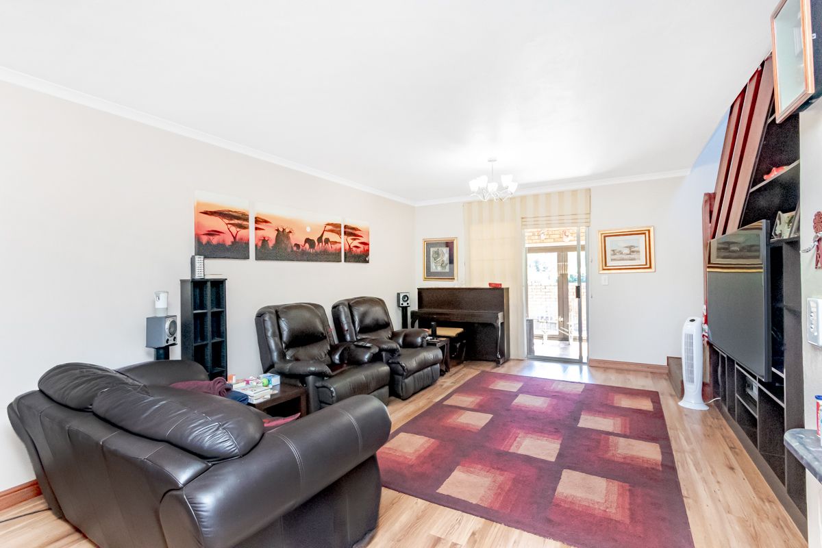 Spacious, Private & Well-Maintained Townhouse in Sought-After Honeydew Manor! - Photo 5
