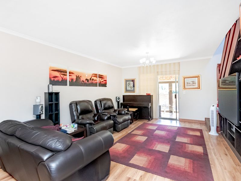 Spacious, Private & Well-Maintained Townhouse in Sought-After Honeydew Manor! - Photo 5