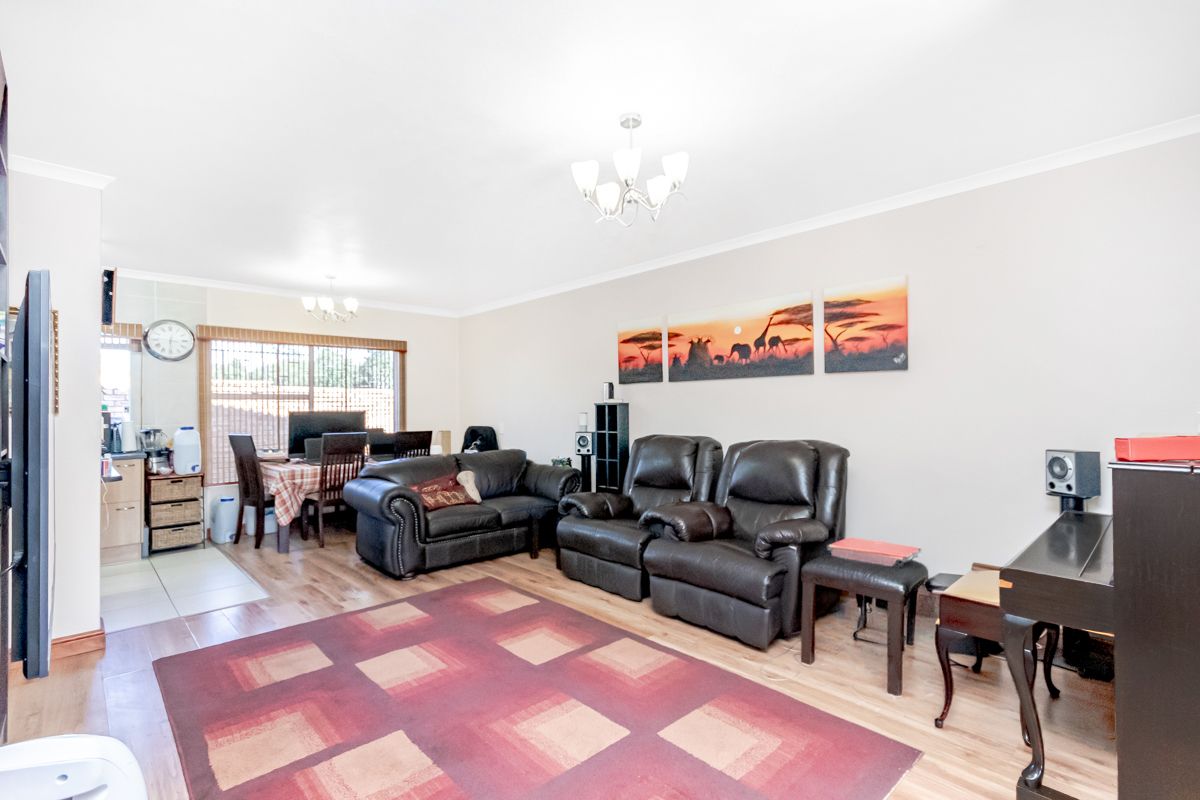 Spacious, Private & Well-Maintained Townhouse in Sought-After Honeydew Manor! - Photo 4