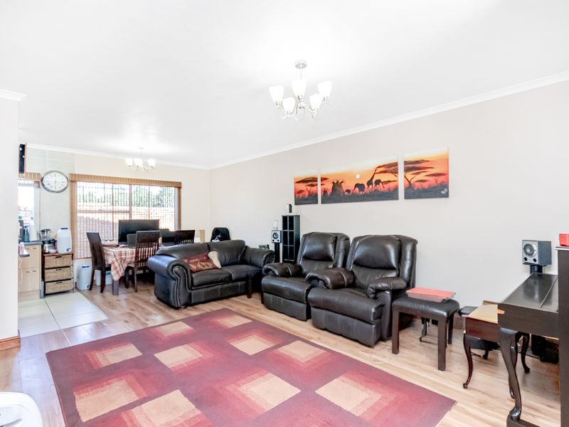 Spacious, Private & Well-Maintained Townhouse in Sought-After Honeydew Manor! - Photo 4