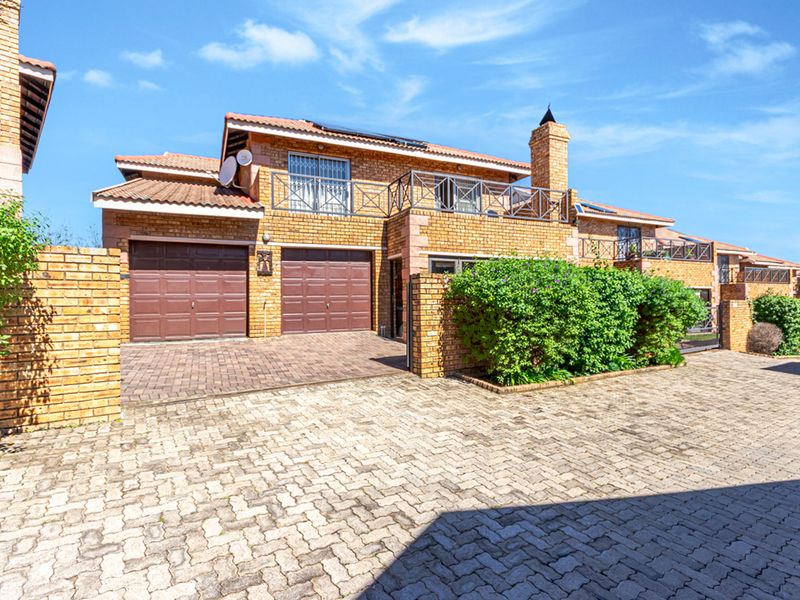 Spacious, Private & Well-Maintained Townhouse in Sought-After Honeydew Manor! - Photo 1