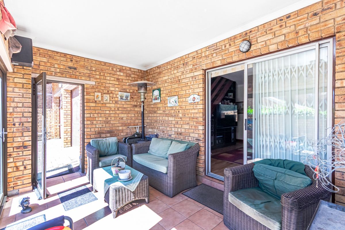Spacious, Private & Well-Maintained Townhouse in Sought-After Honeydew Manor! - Photo 3