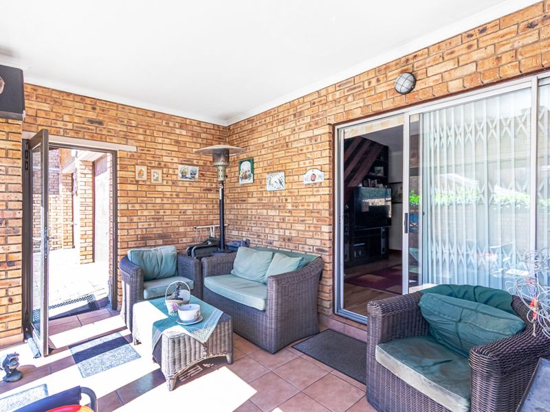 Spacious, Private & Well-Maintained Townhouse in Sought-After Honeydew Manor! - Photo 3