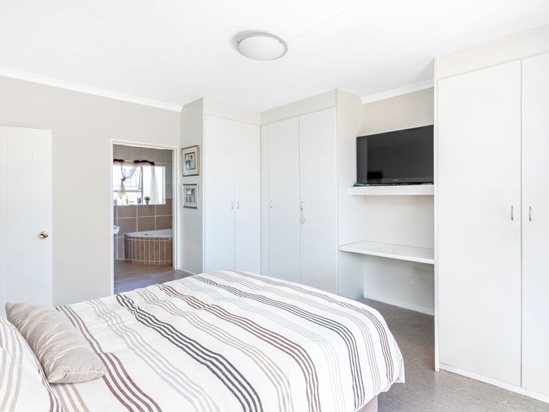Spacious, Private & Well-Maintained Townhouse in Sought-After Honeydew Manor! - Photo 10