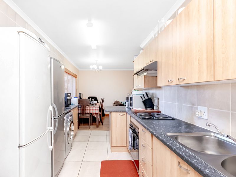 Spacious, Private & Well-Maintained Townhouse in Sought-After Honeydew Manor! - Photo 8