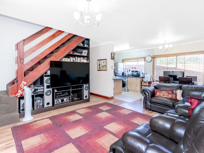 Spacious, Private & Well-Maintained Townhouse in Sought-After Honeydew Manor! - Photo 6