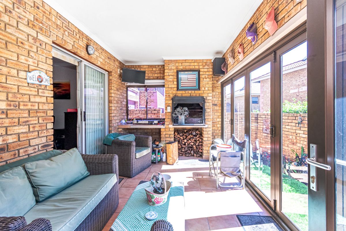 Spacious, Private & Well-Maintained Townhouse in Sought-After Honeydew Manor! - Photo 2