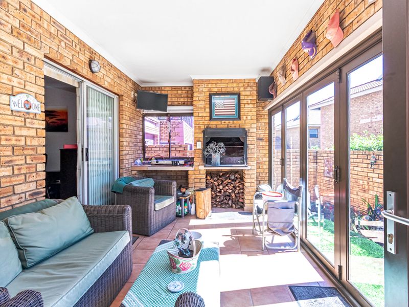 Spacious, Private & Well-Maintained Townhouse in Sought-After Honeydew Manor! - Photo 2