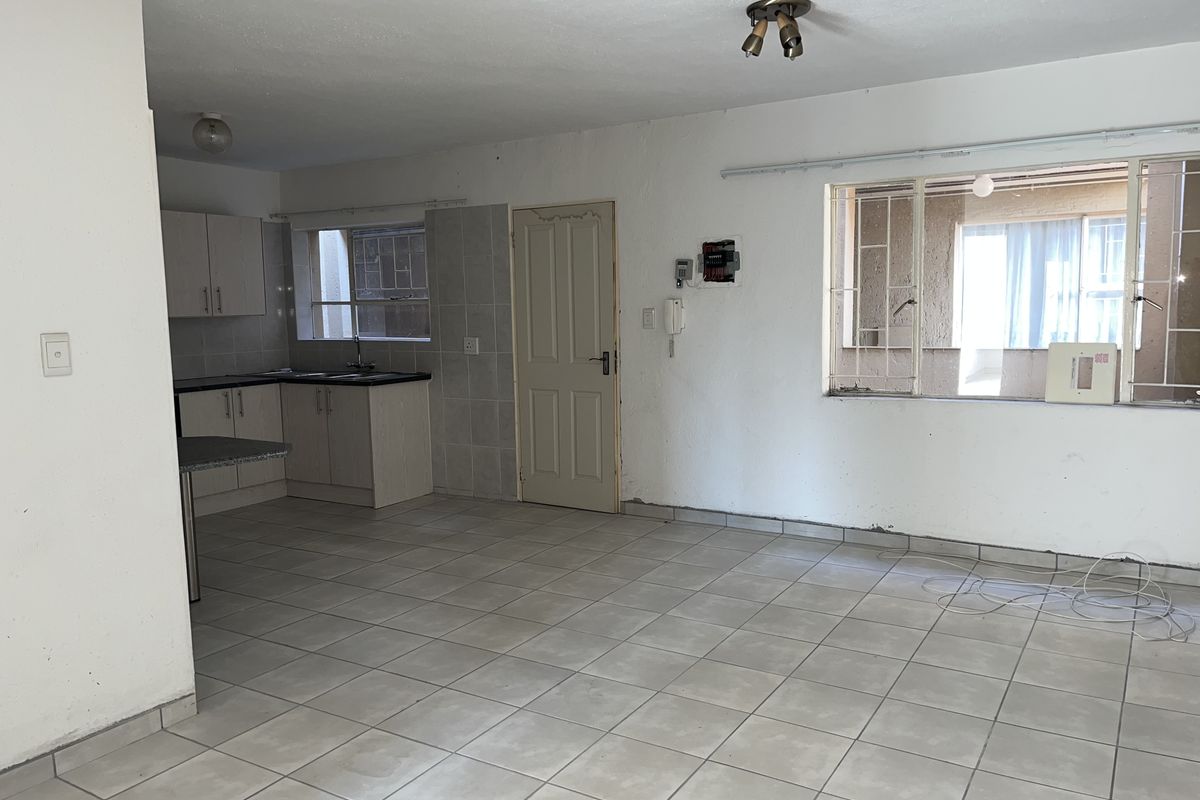 LOCK UP AND GO UPSTAIRS APARTMENT, INVESTMENT OPPORTUNITY - Photo 2