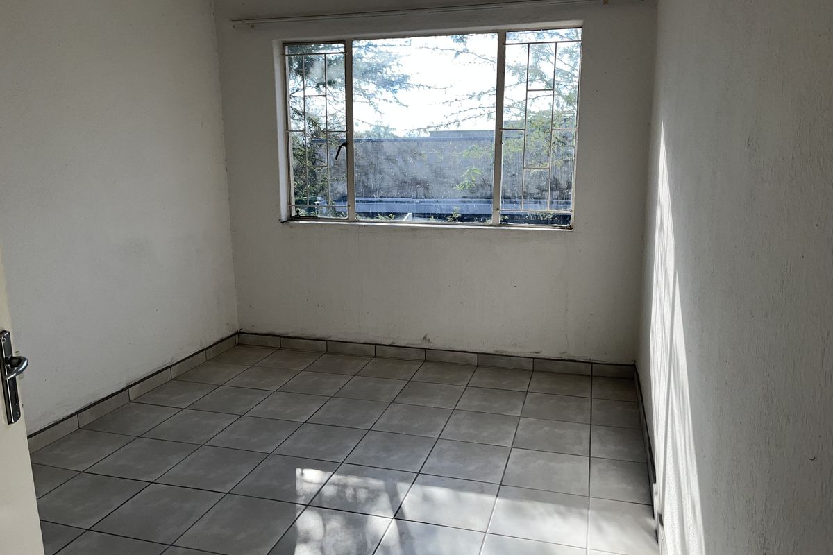 LOCK UP AND GO UPSTAIRS APARTMENT, INVESTMENT OPPORTUNITY - Photo 5