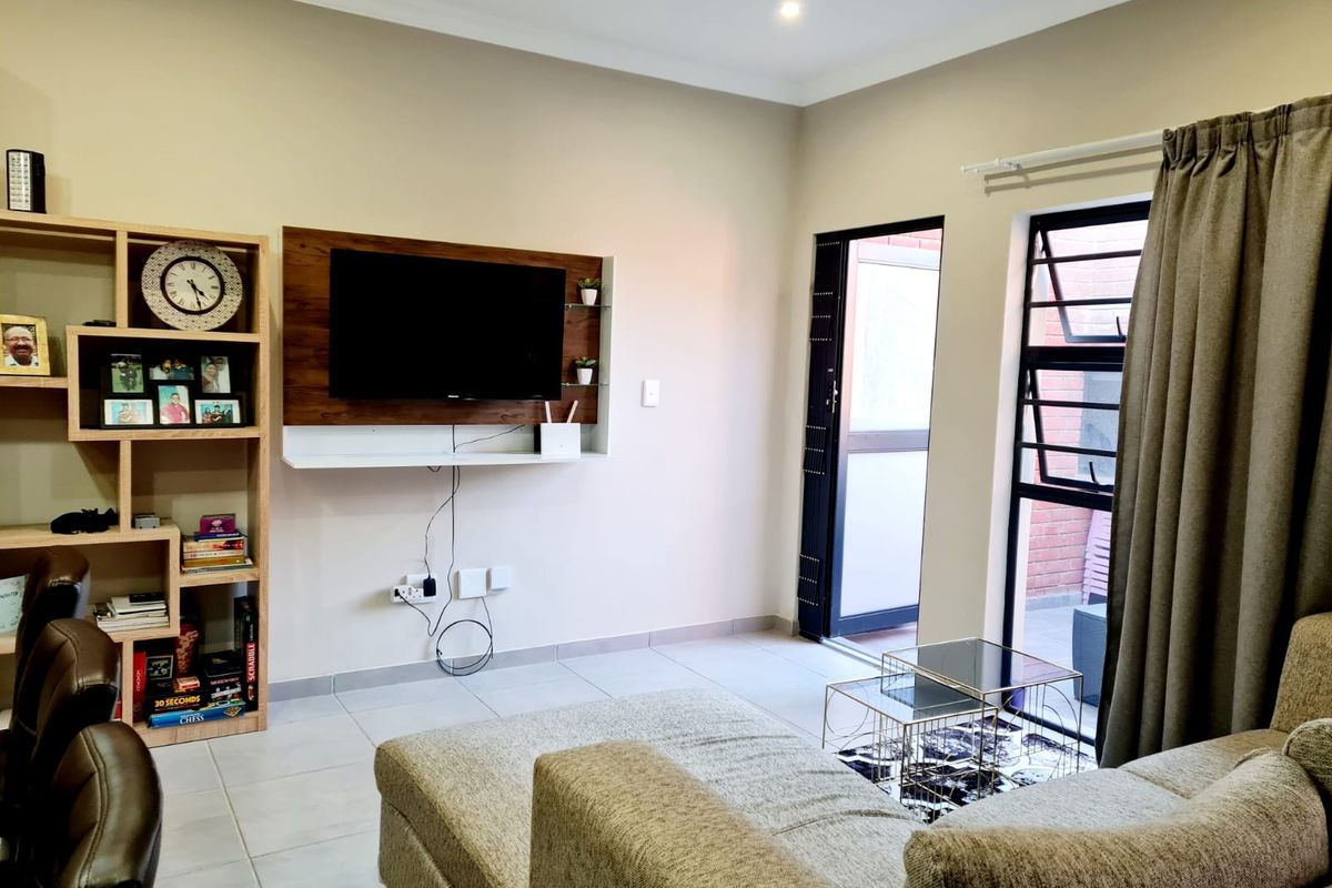 Modern 2 bedroom, 2 bathroom home - Photo 2