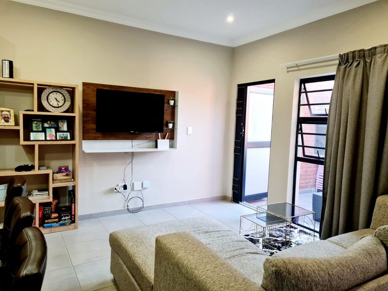 Modern 2 bedroom, 2 bathroom home - Photo 2