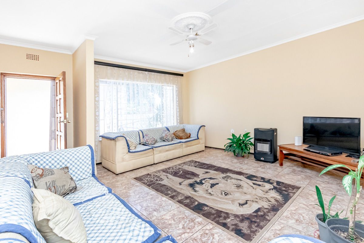 Very neat 4 bedroom family home with staff accommadation - Photo 5