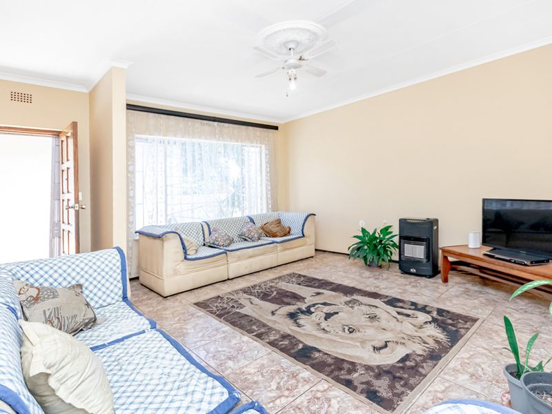 Very neat 4 bedroom family home with staff accommadation - Photo 5
