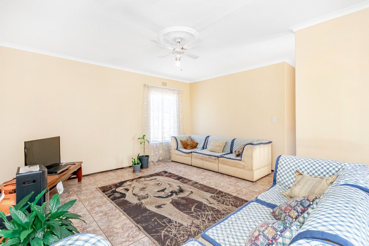 Very neat 4 bedroom family home with staff accommadation - Photo 3