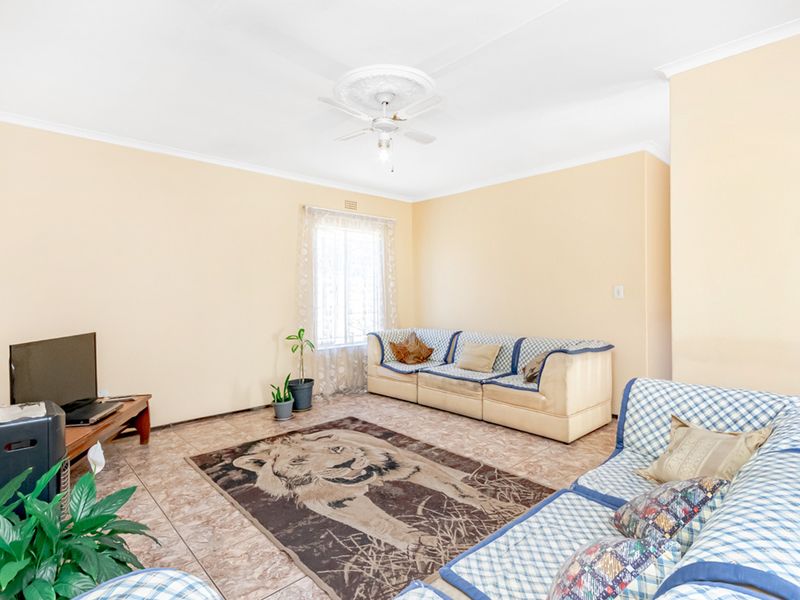 Very neat 4 bedroom family home with staff accommadation - Photo 3