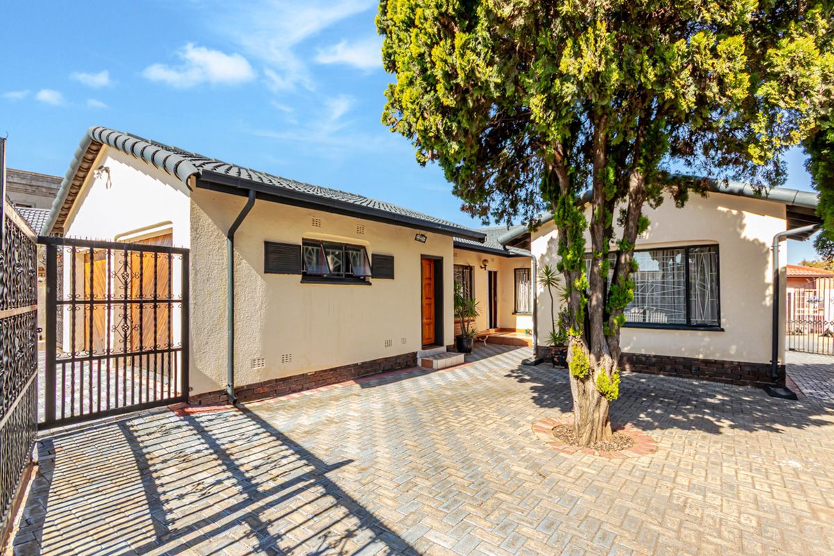 Very neat 4 bedroom family home with staff accommadation - Photo 2