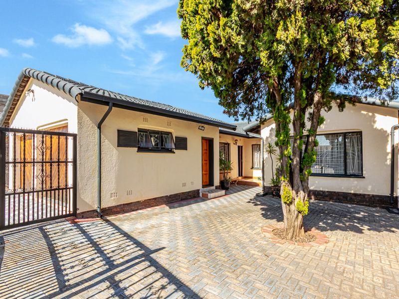 Very neat 4 bedroom family home with staff accommadation - Photo 2