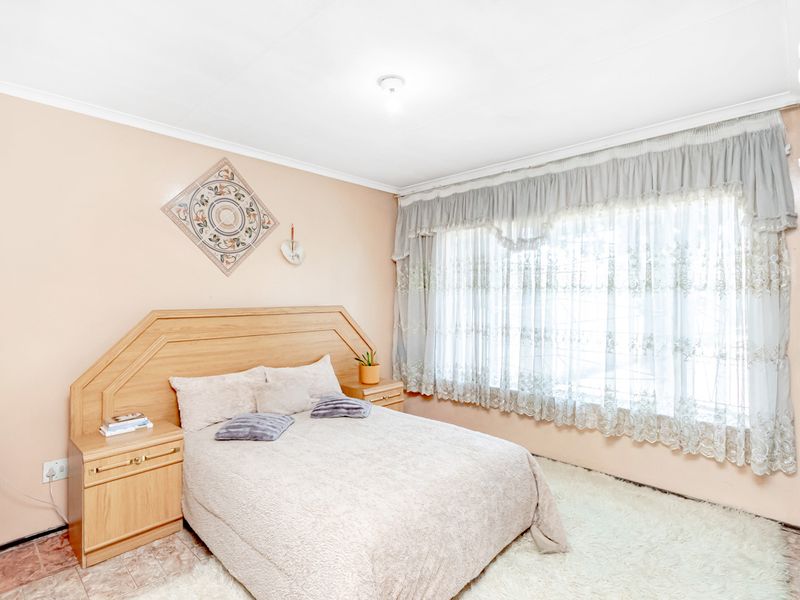 Very neat 4 bedroom family home with staff accommadation - Photo 10