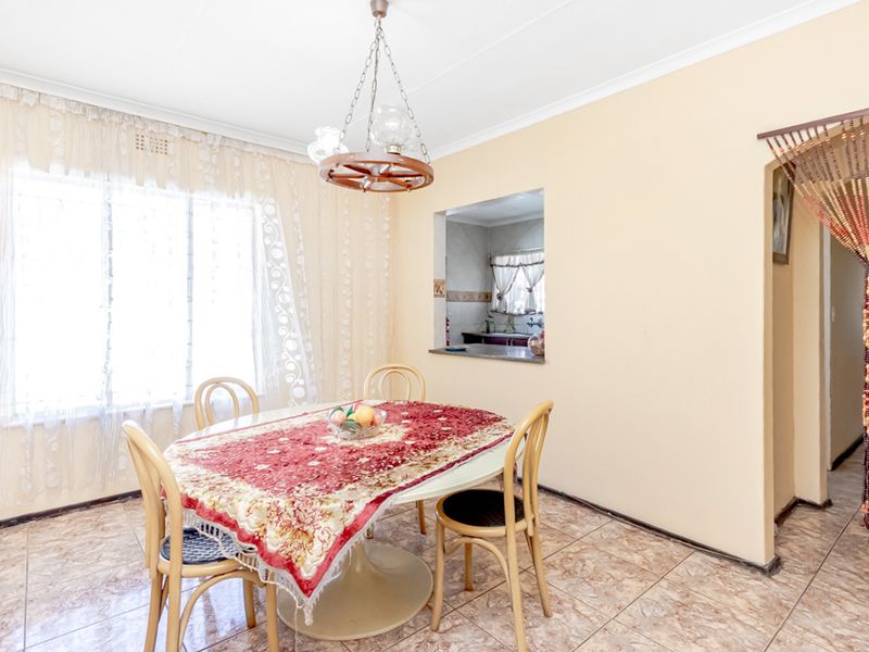 Very neat 4 bedroom family home with staff accommadation - Photo 7