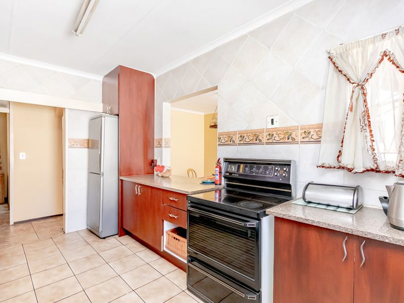 Very neat 4 bedroom family home with staff accommadation - Photo 8