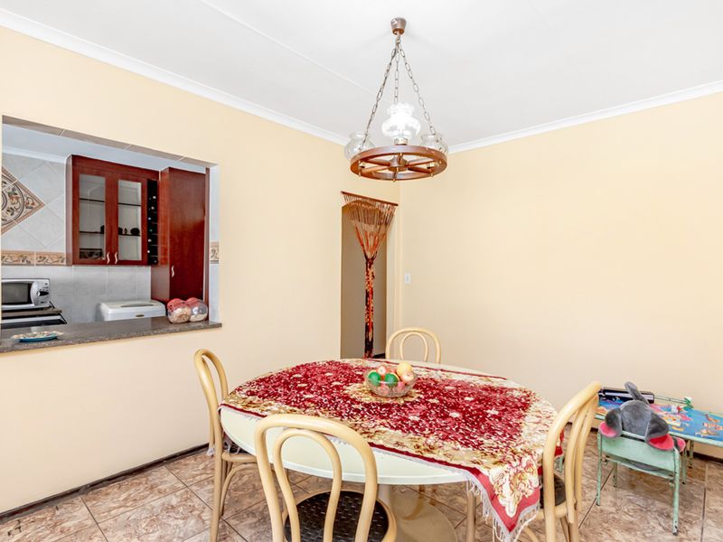 Very neat 4 bedroom family home with staff accommadation - Photo 6