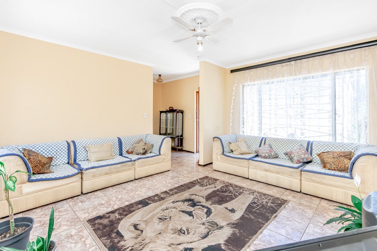 Very neat 4 bedroom family home with staff accommadation - Photo 4