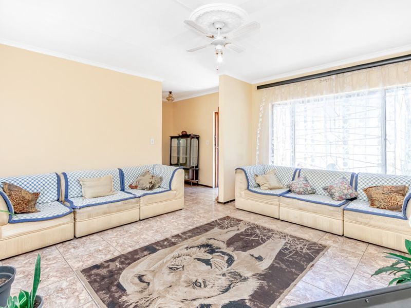 Very neat 4 bedroom family home with staff accommadation - Photo 4