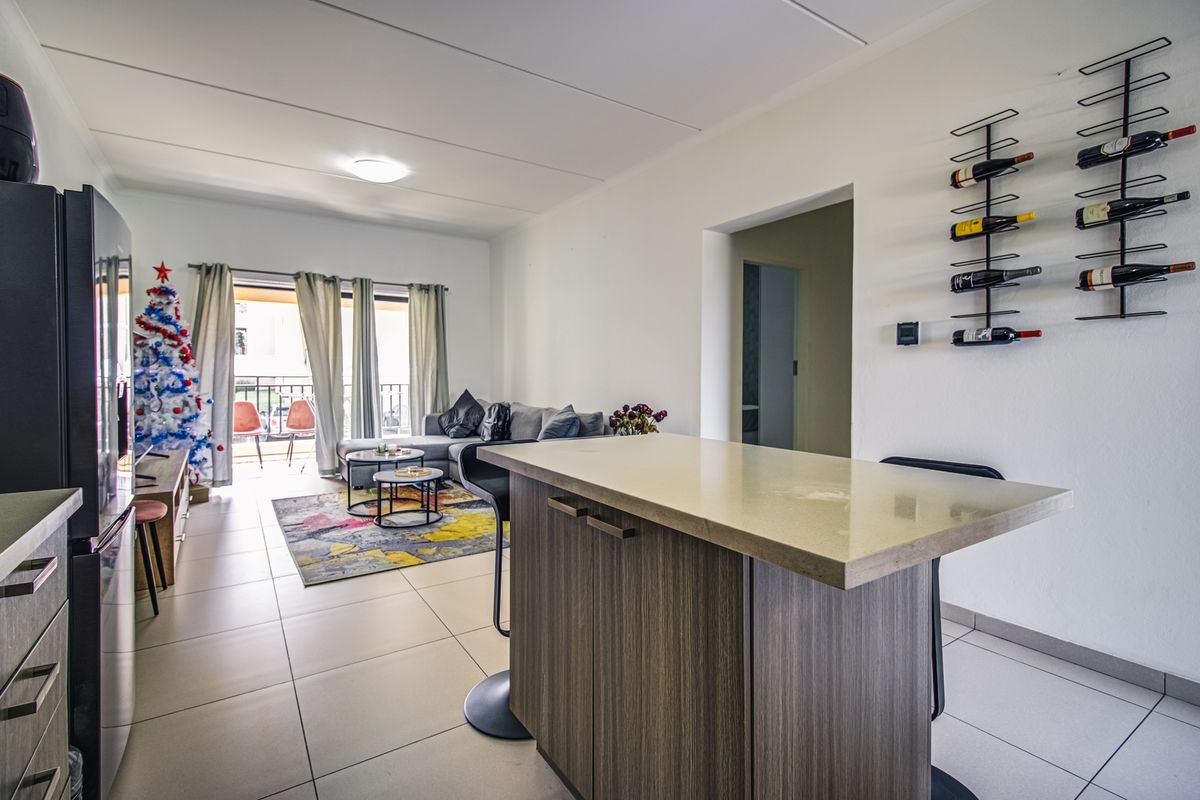 Refined Elegance Meets Modern Lifestyle - Photo 4