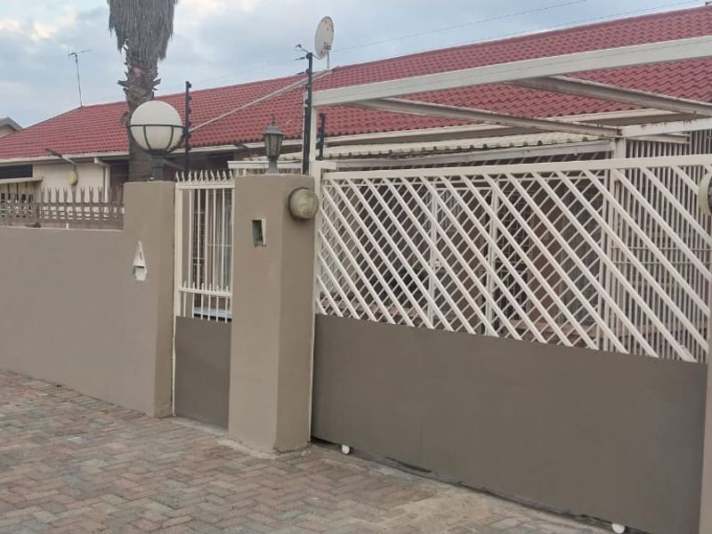 Modern, Secure & Move-In Ready | 3 Bedroom Townhouse in Rynsoord - Photo 1
